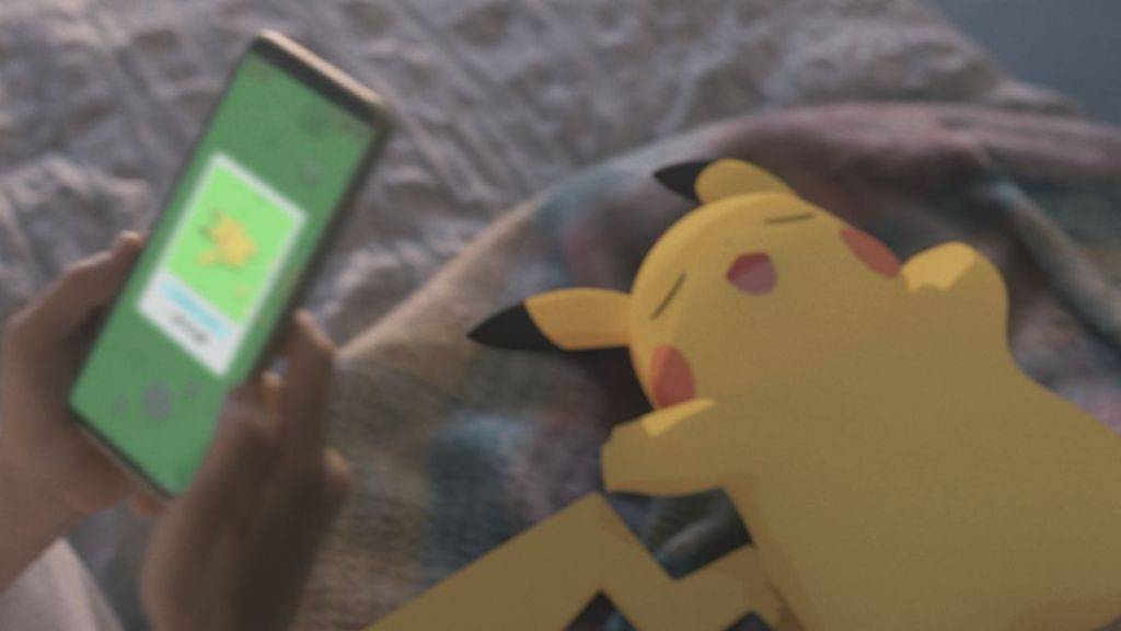 Pokémon Sleep App ကို သုံး. ဖုန်းကိုင်ထားသူနှင့်အတူအိပ်ချင်သော pikachu ၏ပုံရိပ်